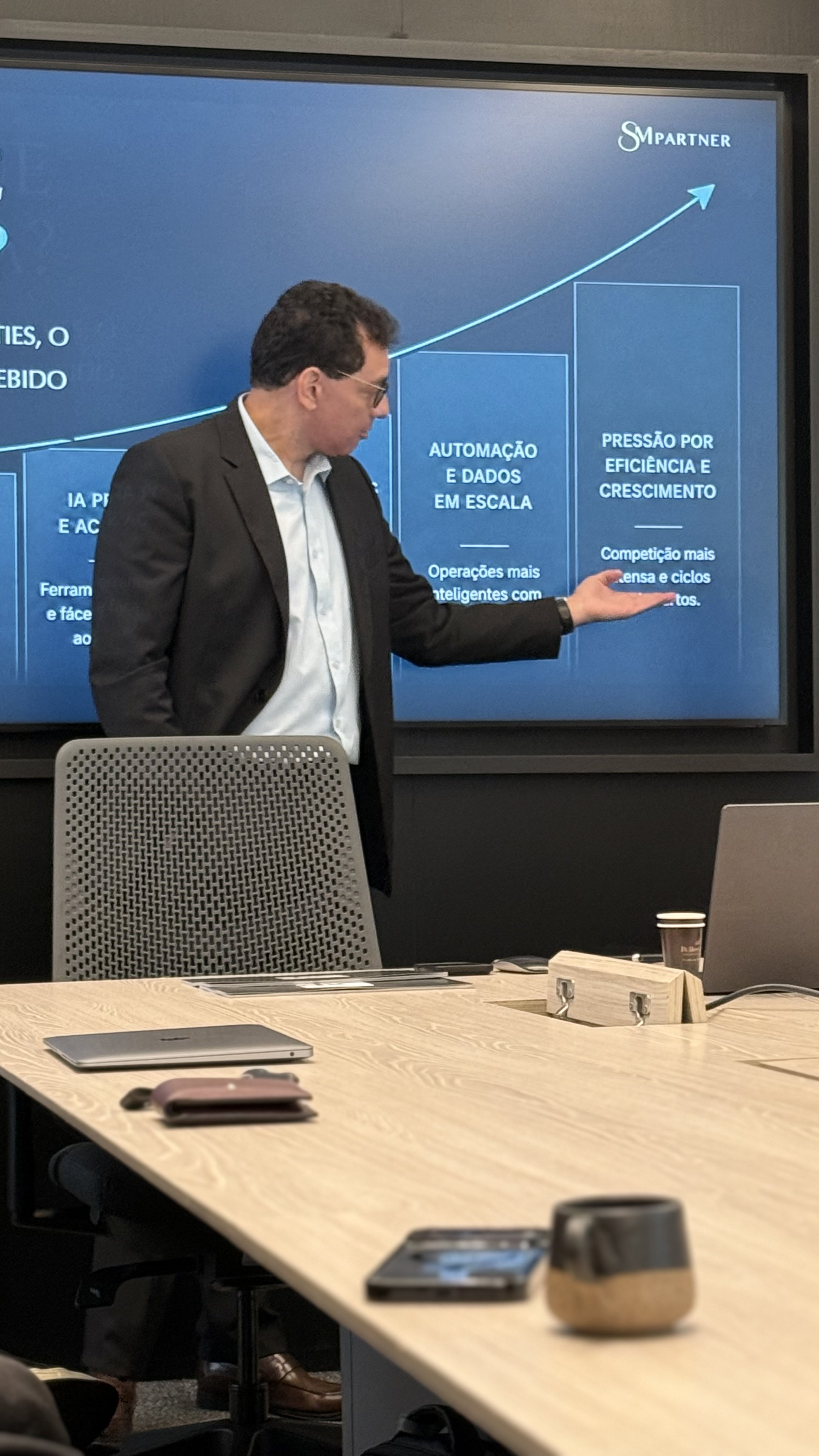Discussão sobre cenário e competitividade durante encontro do ecossistema SM Partner