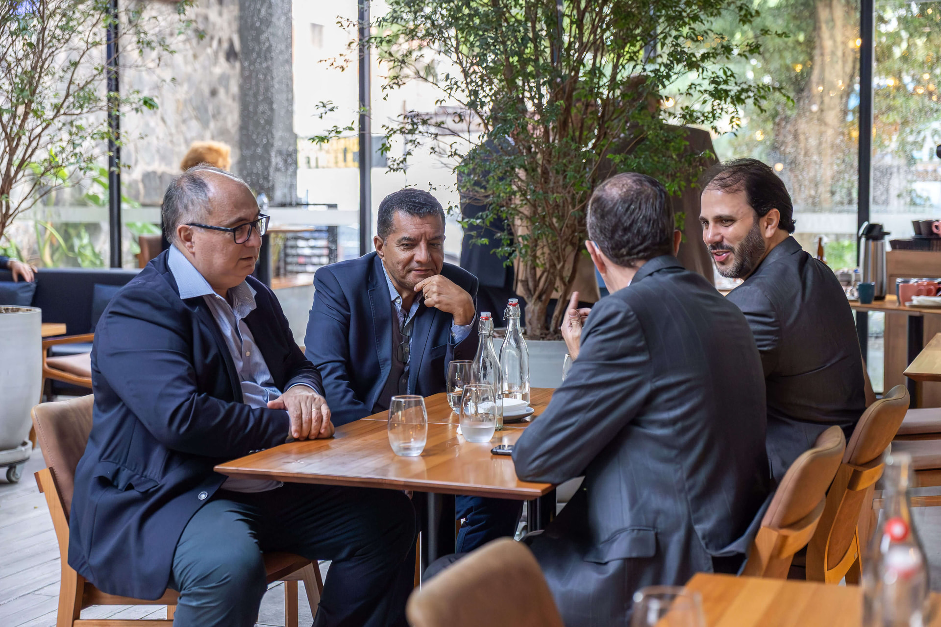 Rodada de conversas de negócios entre executivos