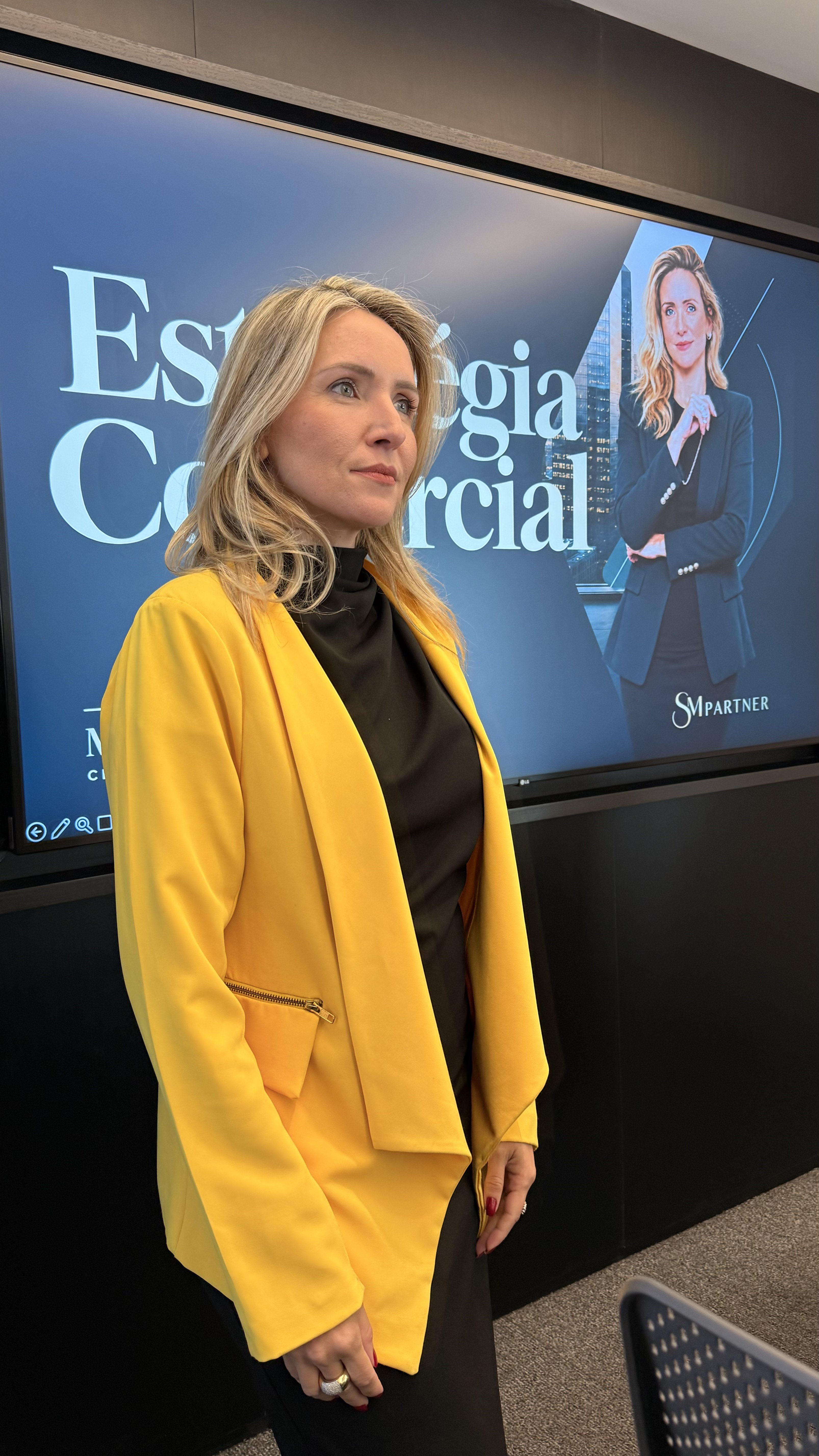 Apresentação de estratégia comercial com tela do SM Partner ao fundo