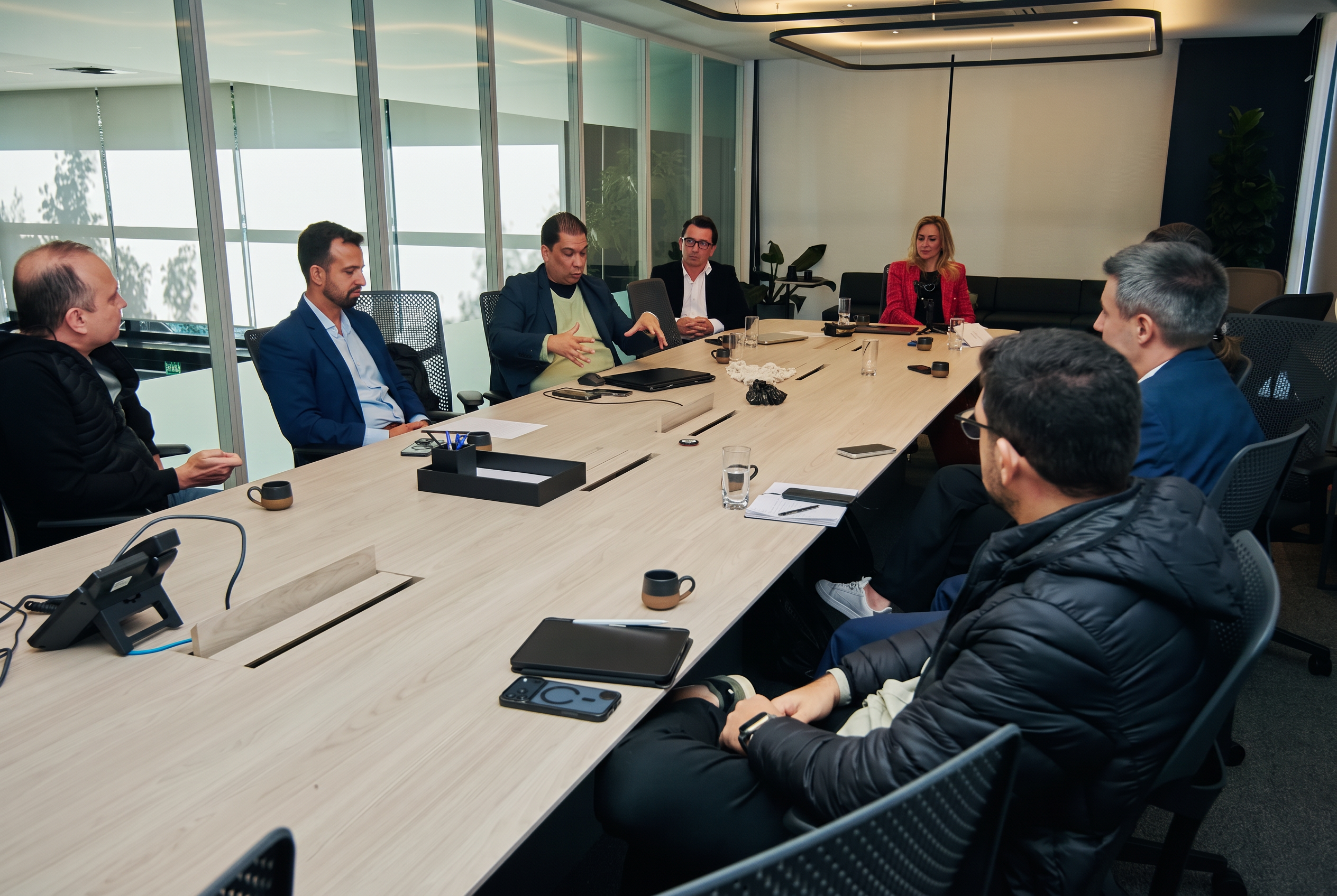 Empresários e investidores reunidos em mesa de conselho durante encontro do ecossistema SM Partner
